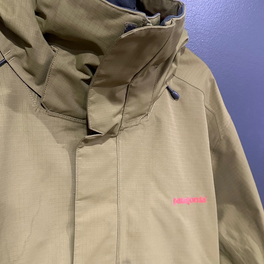 Patagonia Men's Green Raincoat - Picture 2 of 4